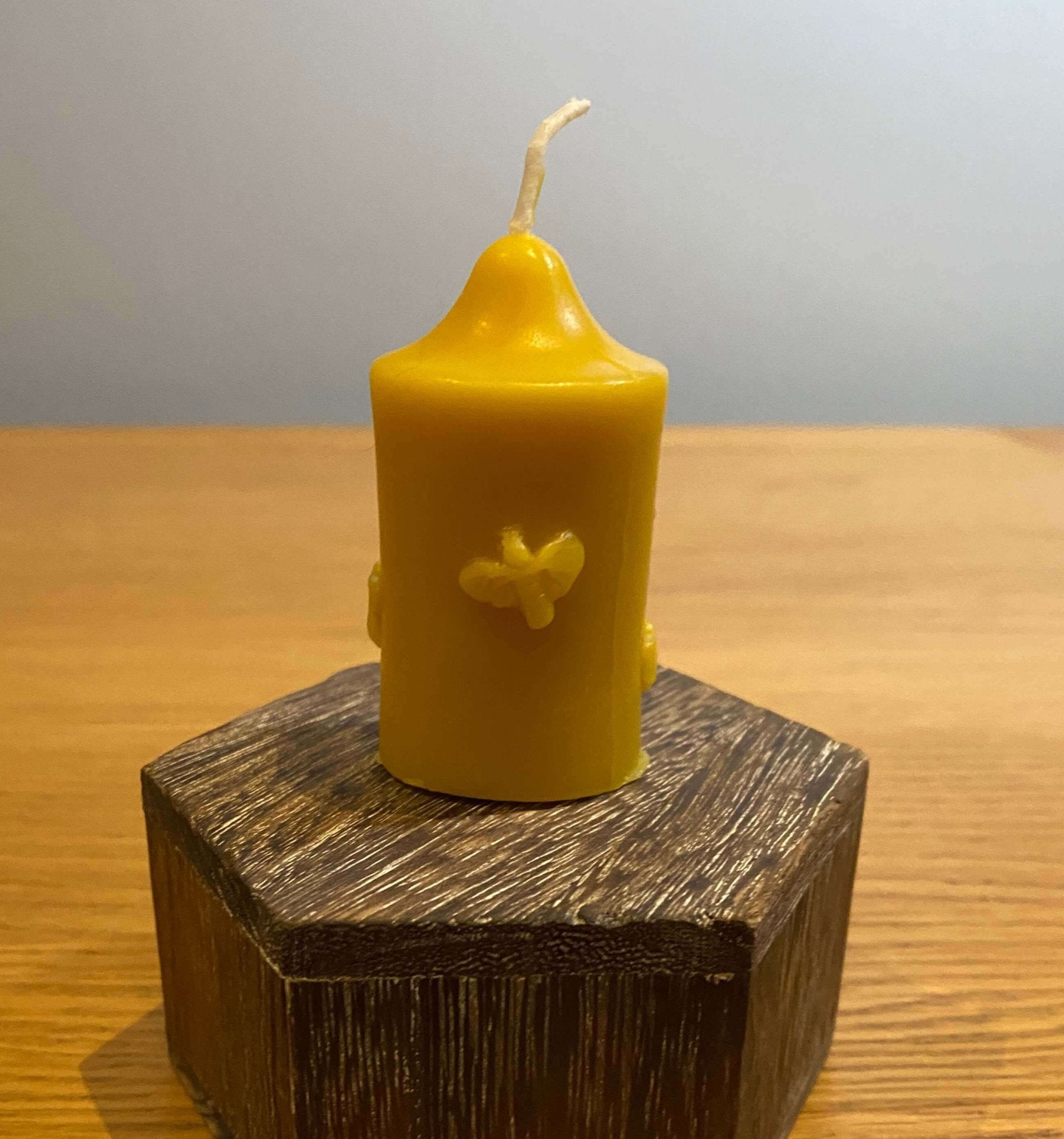 Natural 100% Beeswax Bee Mini Pillar Candle 50g - Davies a'i Gwmni Cyf