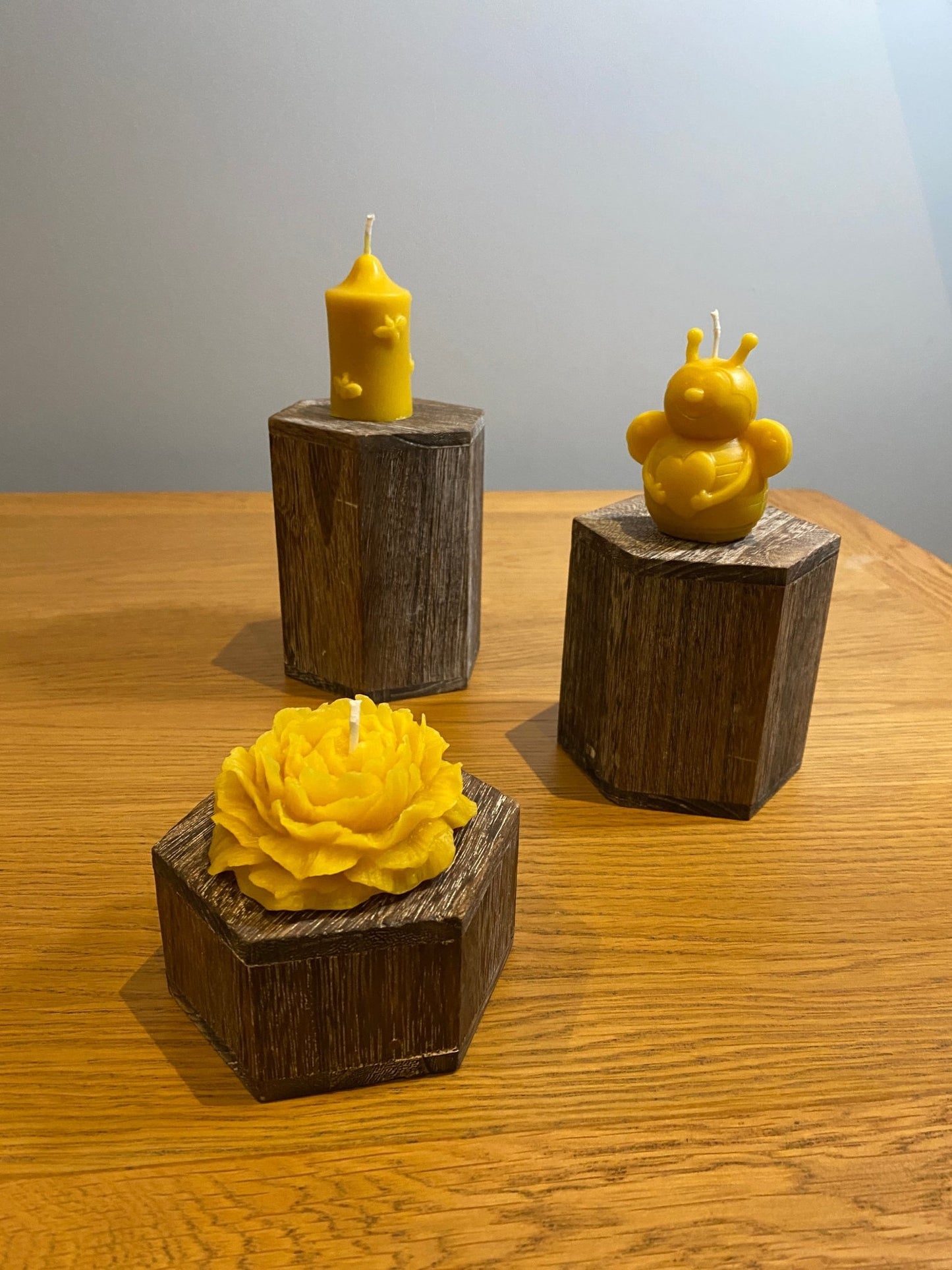 Natural 100% British Beeswax Cute Bee Handmade Candle 7cm - Davies a'i Gwmni Cyf