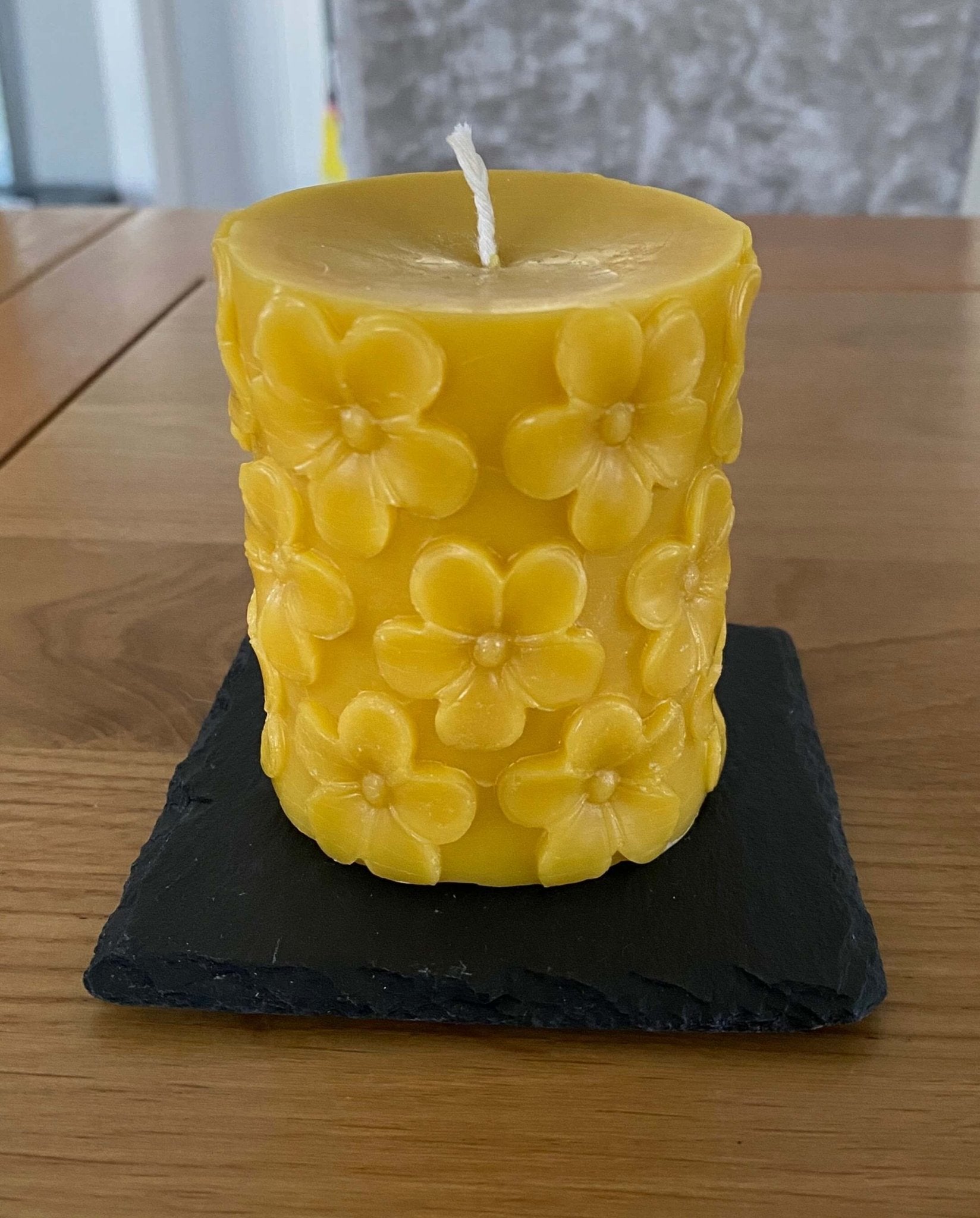 Natural 100% British Beeswax Flower Detail Pillar Candle 8cm - Davies a'i Gwmni Cyf