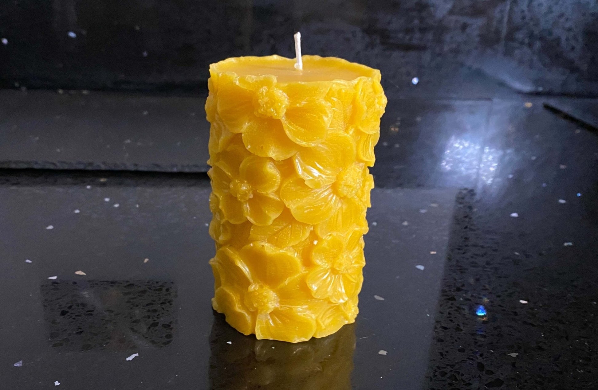 Natural 100% British Beeswax Flowery Overlap Handmade Candle 260g - Davies a'i Gwmni Cyf